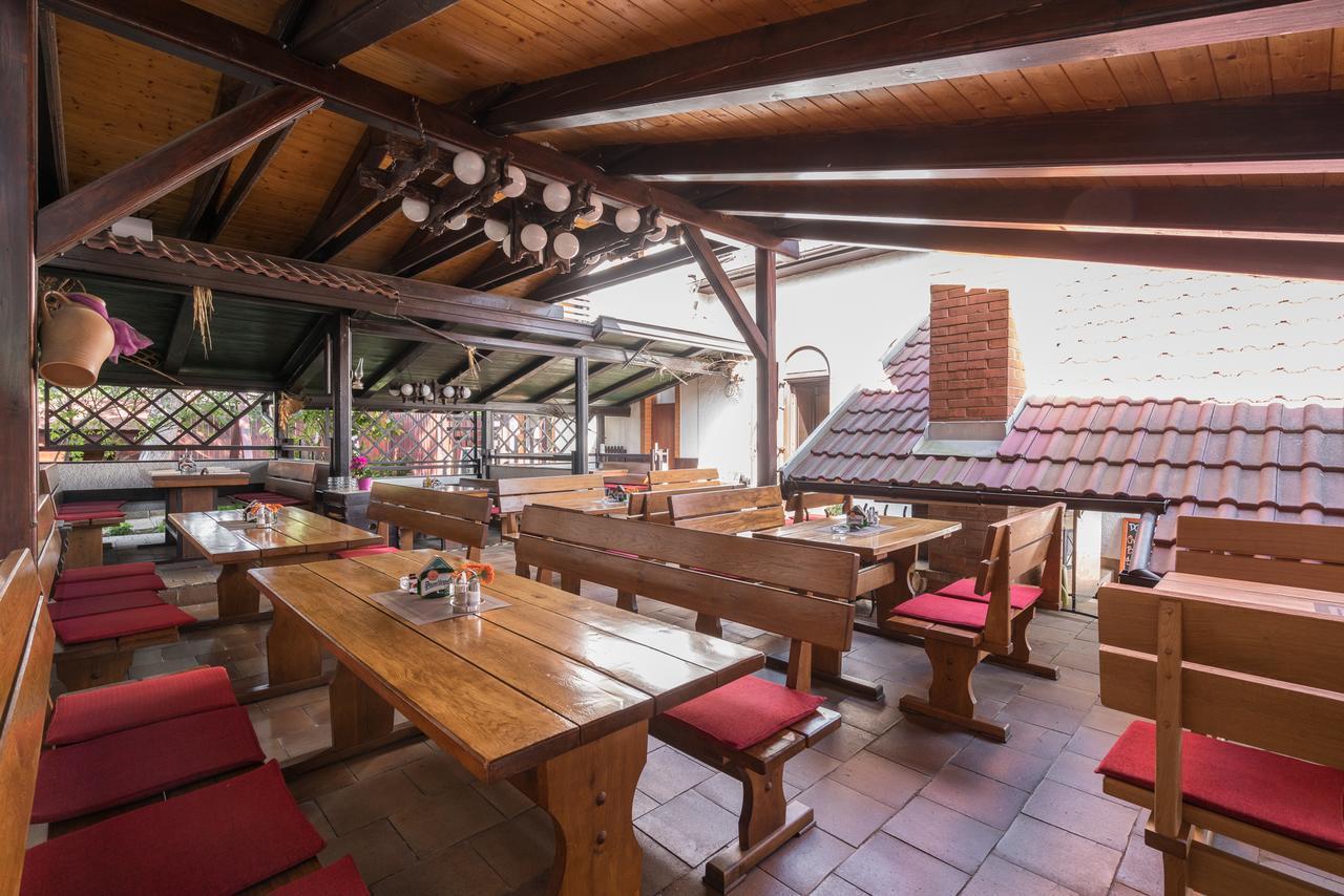 Restaurace A Penzion U Doubku 브르제츨라프 외부 사진