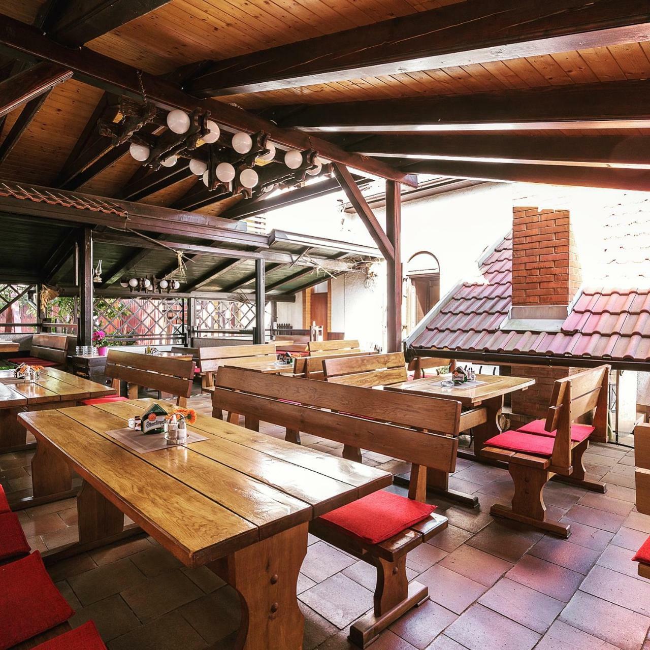 Restaurace A Penzion U Doubku 브르제츨라프 외부 사진